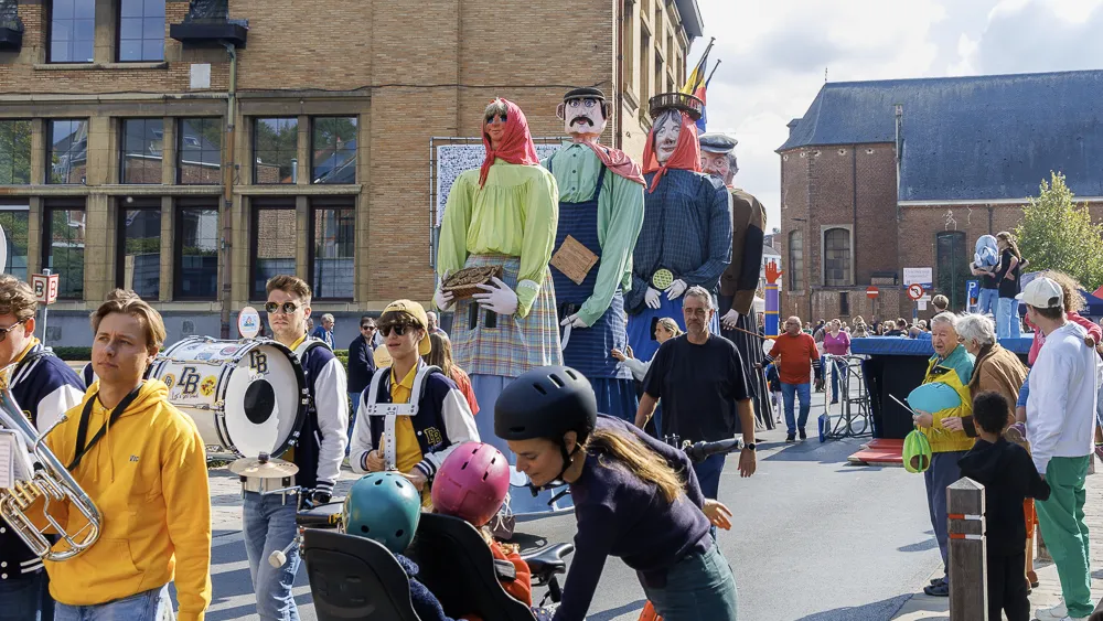 de reuzen van Sint-Genesius-Rode aan het rondlopen op de jaarmarkt van Rode